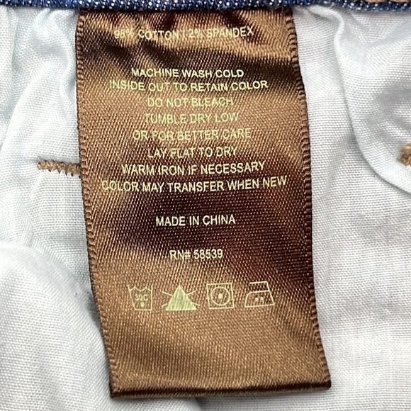 Kut From The Kloth Catherine Boyfriend Denim Short Size. 2 - Picture 10 of 16